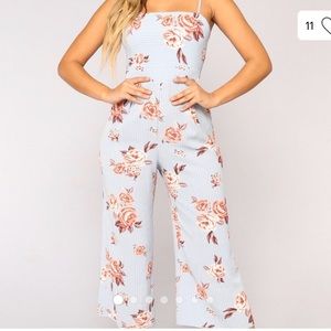 Adorable Fashion Nova tie back floral jump suit. L